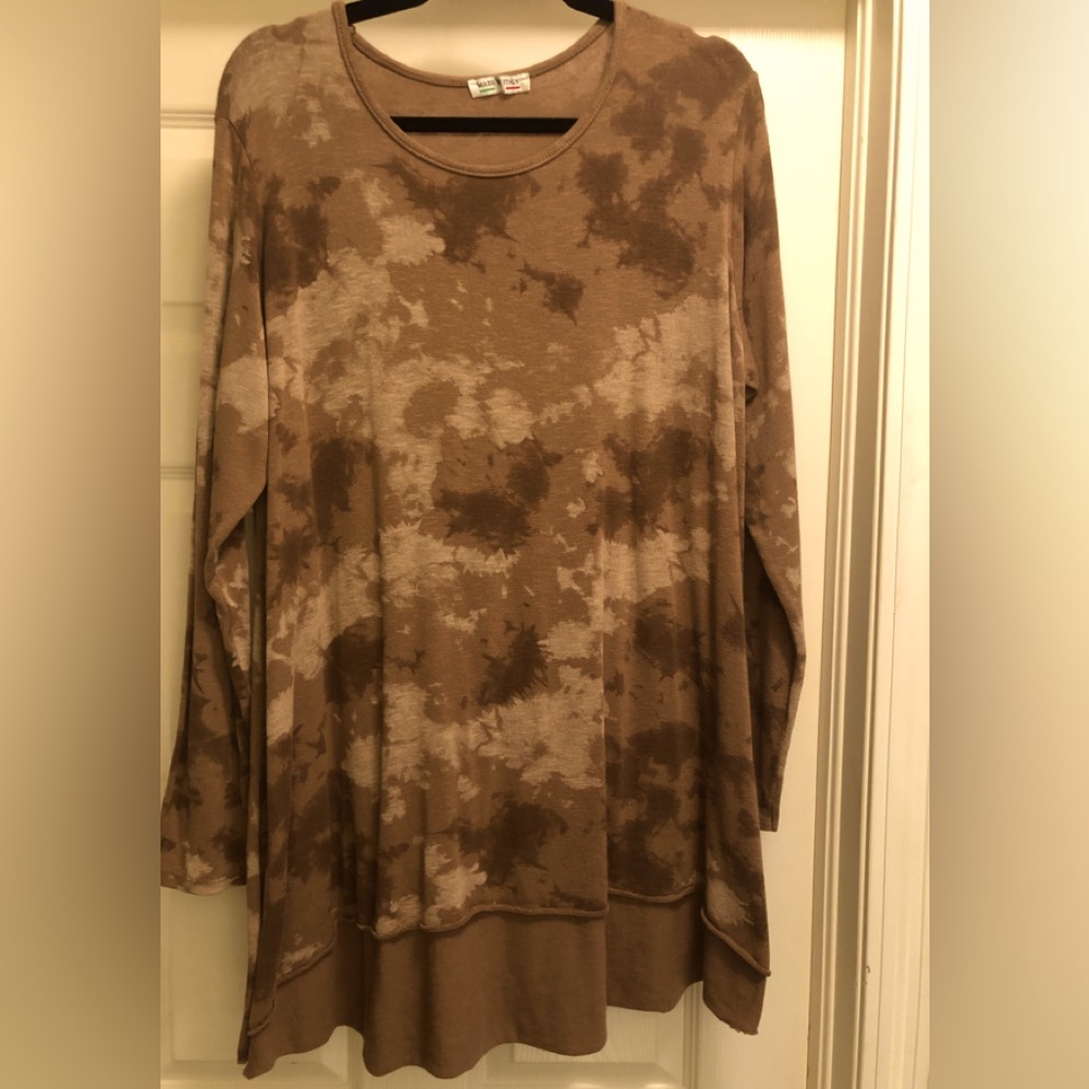 NWOT Trendy ladies long sleeve pull over by Made in Italy.  Brand New